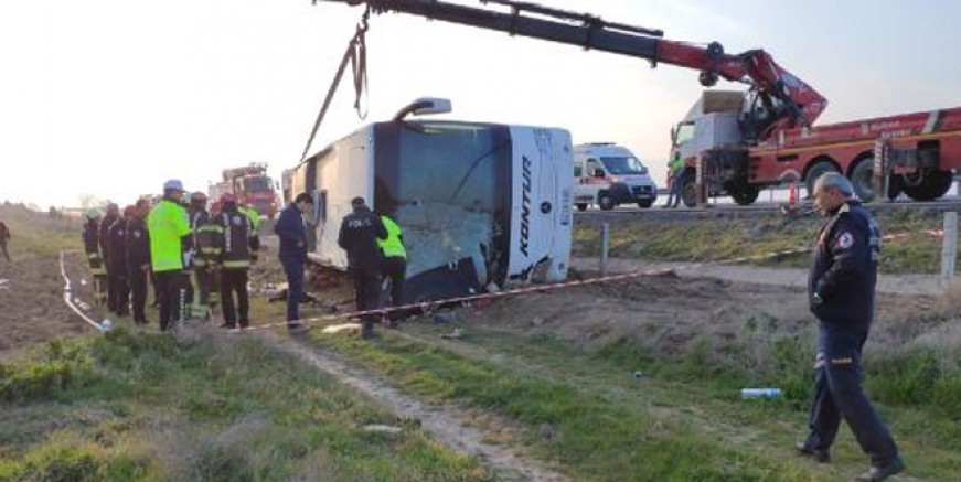 Denizli’de otobüs devrildi; 2 ölü
