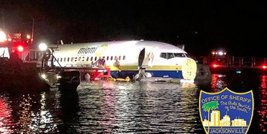 ABD’de uçak nehre indi