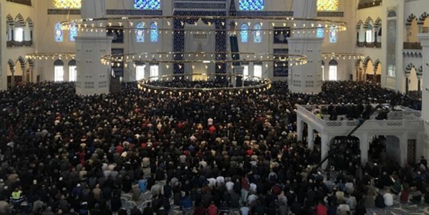 Çamlıca Camii Ramazan’ın ilk cumasında doldu taştı