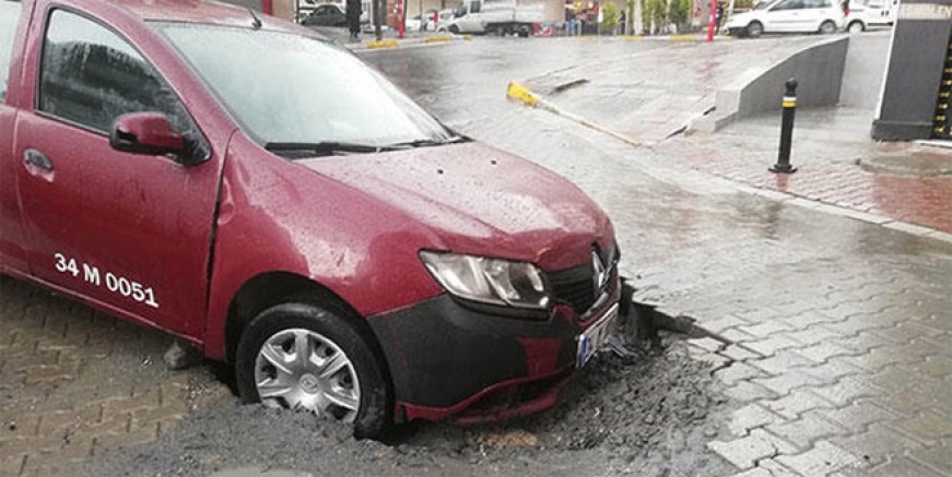 Esenyurt’ta yol çöktü taksi çukura düştü