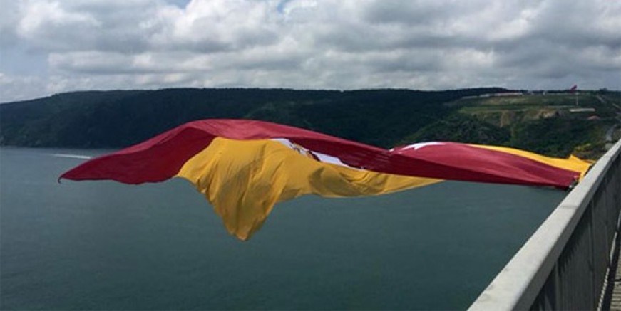 Galatasaray bayrağı köprülere asıldı