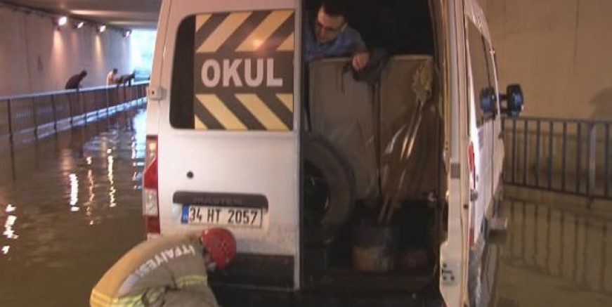 Pendik’te minibüs alt geçitte mahsur kaldı