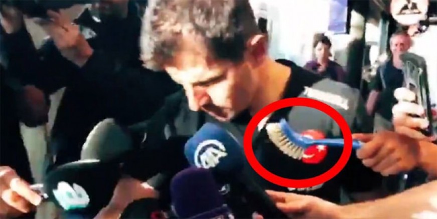 Emre’ye tuvalet fırçası uzattılar!