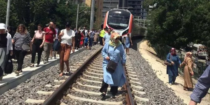 Marmaray arıza yaptı yolcular raylarda yürüdü