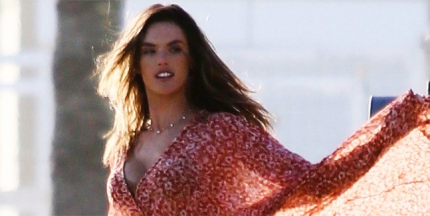 Alessandra Ambrosio üstsüz fotoğraf paylaştı