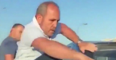 Hasan Sel ve Hüseyin sel araca saldırdı!