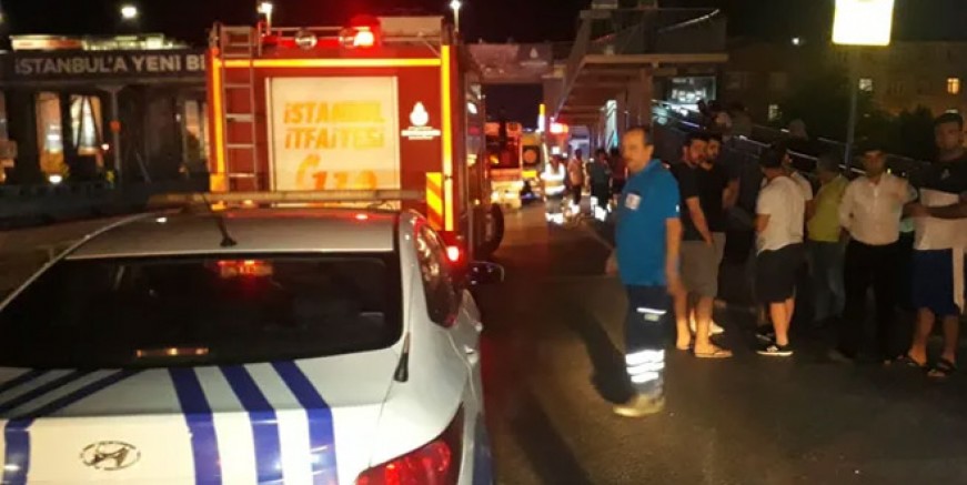 İstanbul’da araç metrobüs durağına daldı