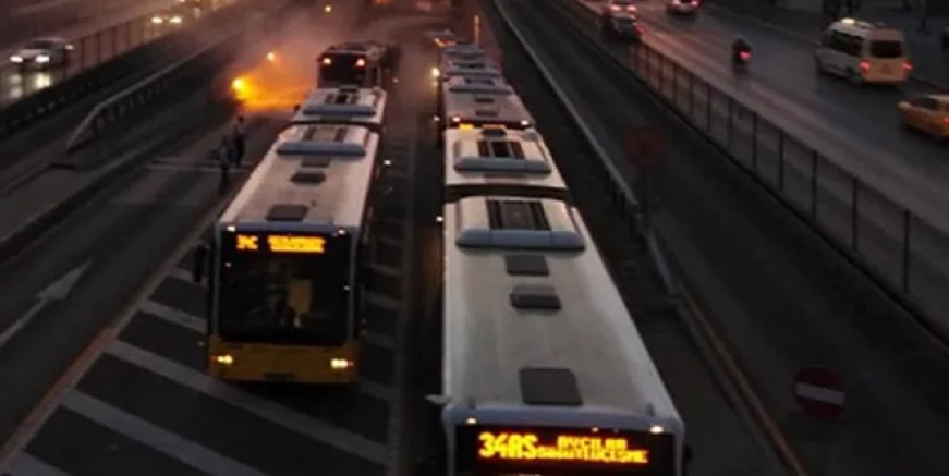 Metrobüste yangın paniği!