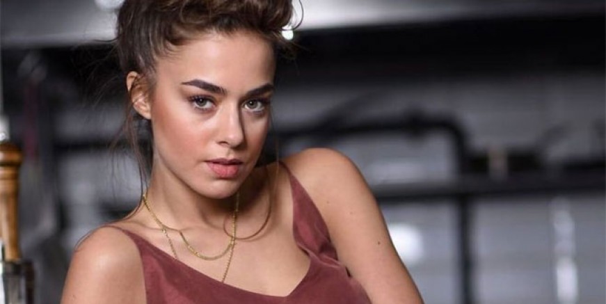 Bensu Soral bikini ile küvete girdi