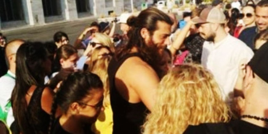 Can Yaman İtalya’da izdihama yol açtı