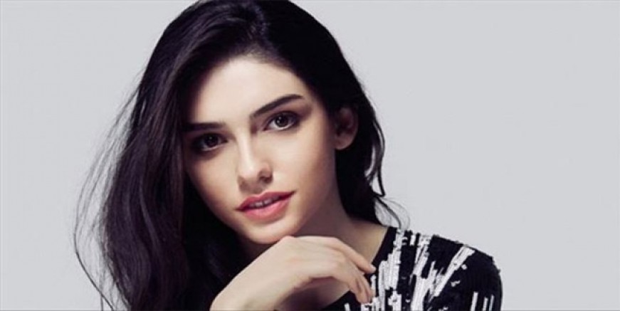 Hazar Ergüçlü bikinisiyle meydan okudu