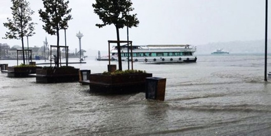 İstanbul’da denizle kara yine birleşti