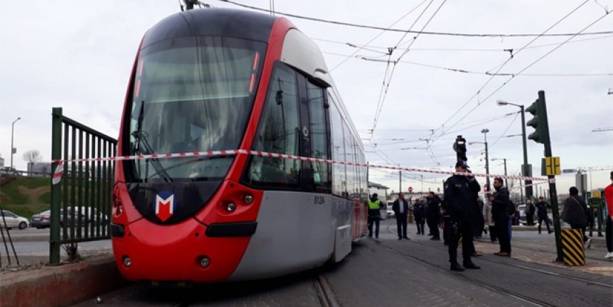 Zeytinburnu’nda tramvay raydan çıktı!