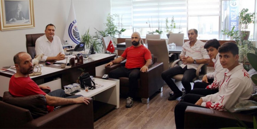 Kartallı minik boksörler Gürcistan’da tarih yazdı