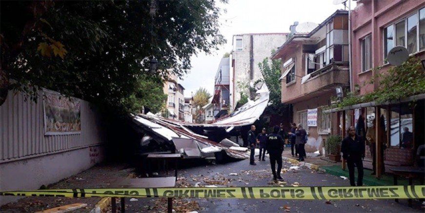 İstanbul’da fırtına çatıları uçurdu!
