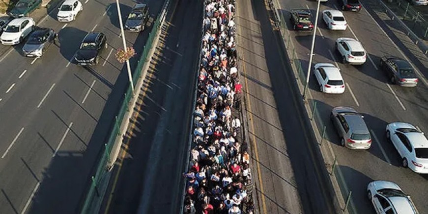 Metrobüs durağında aşırı yoğunluk
