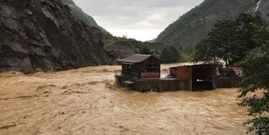 Rize ve Artvin’de sel; yollar kapandı!