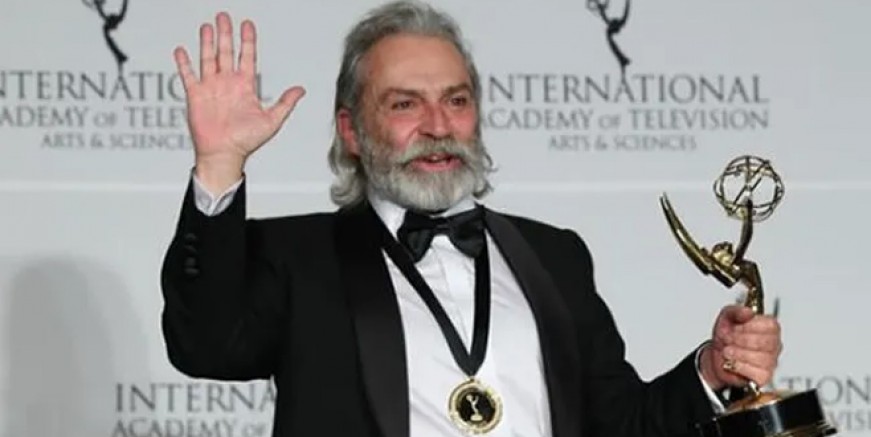 Haluk Bilginer Şahsiyet ile Emmy ödülünü kazandı