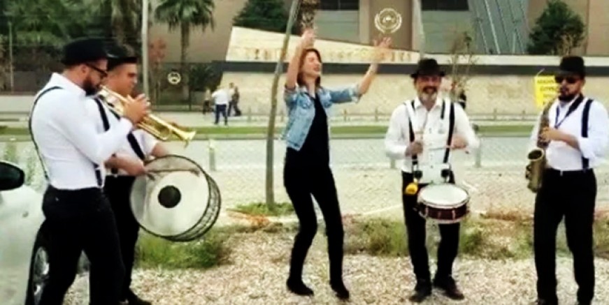 İnci Akbay boşanmasını Erik Dalı ile kutladı!