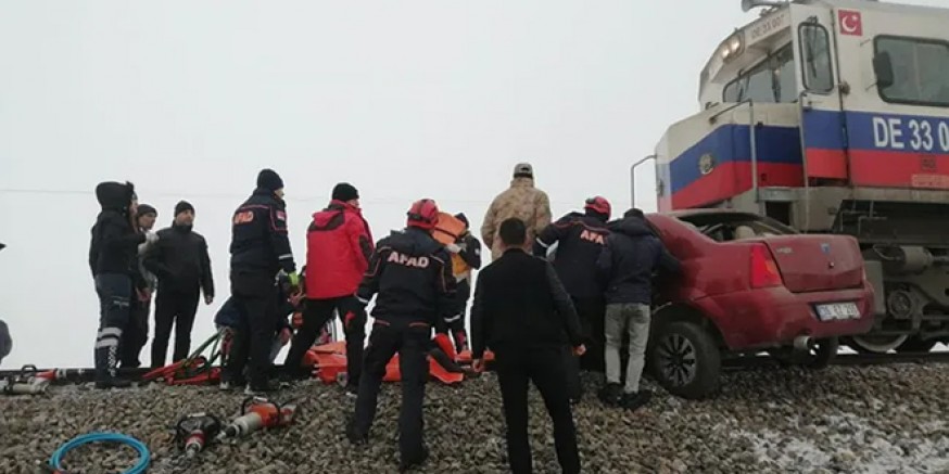 Kars’ta hemzemin geçit faciası; 3 ölü