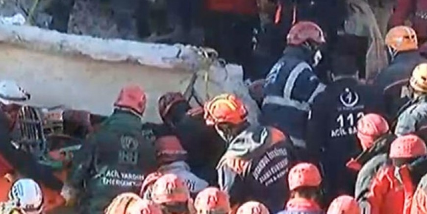 Elazığ Sürsürü’de enkazdan 1 kişi çıkarıldı