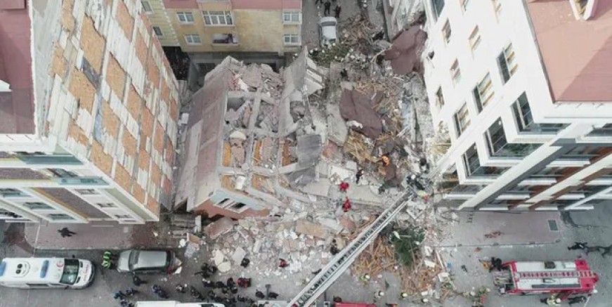 Bahçelievler’de bina çöktü!