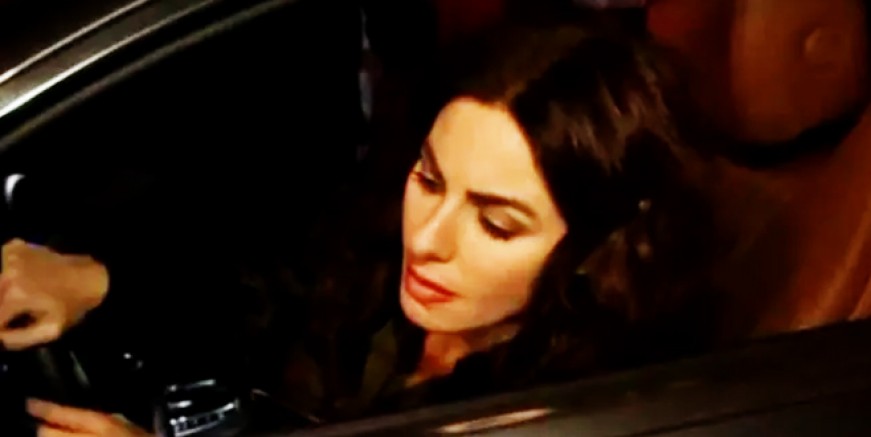 Defne Samyeli kameramanı ezdi!