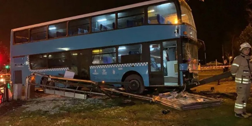 Kartal’da çift katlı otobüs durağa daldı; 5 yaralı