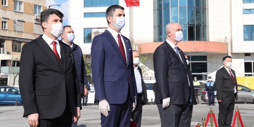 Gökhan Yüksel Atatürk anıtına çelenk koydu