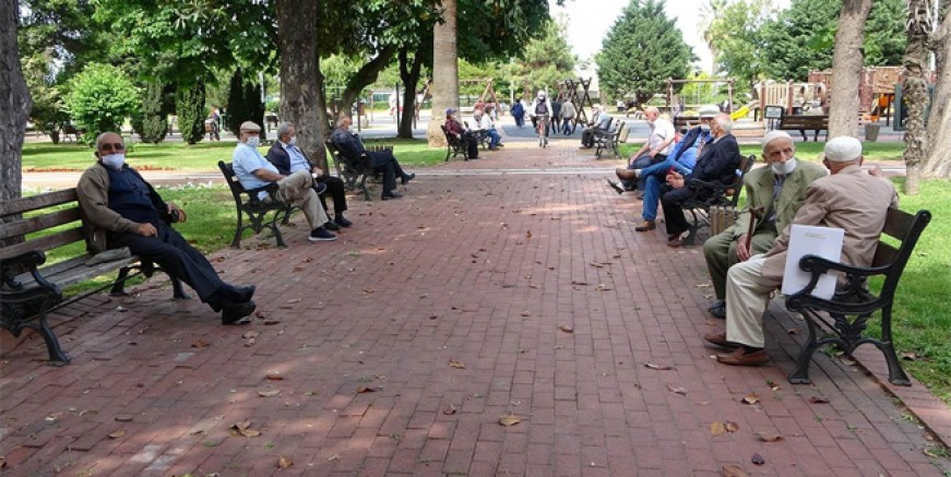 65 yaş üstü vatandaşlar parklara akın etti