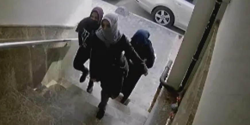 Evden hırsızlık yapan kadınlar böyle görüntülendi!