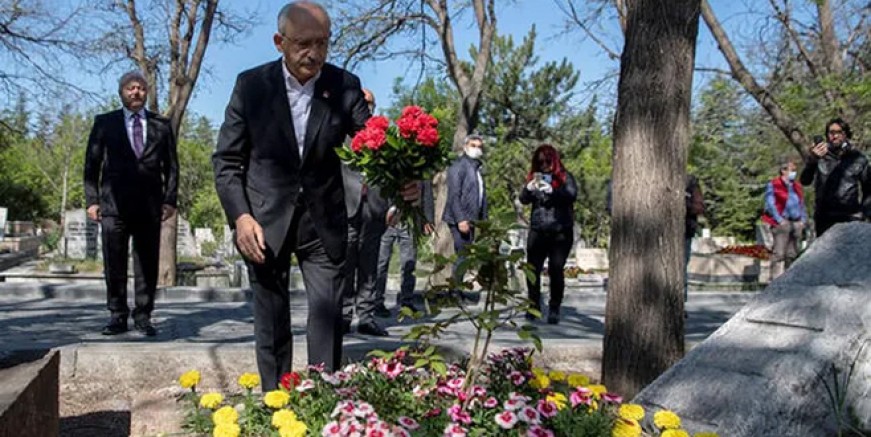 Kılıçdaroğlu Deniz Gezmiş’in mezarını ziyaret etti