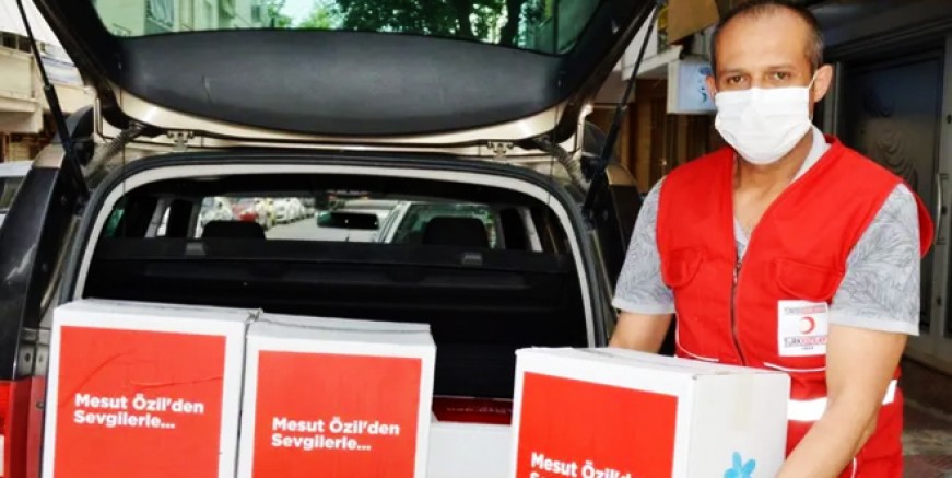 Mesut Özil 120 aileye erzak gönderdi