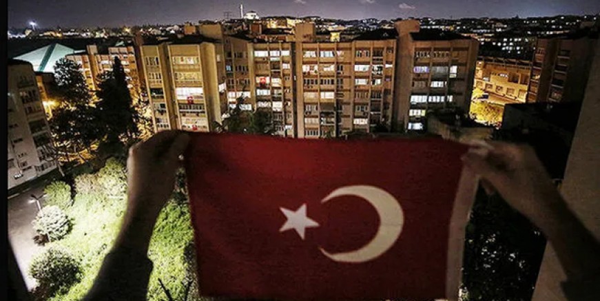 Saat 19.19’da Türkiye İstiklal Marşı için balkonlarda