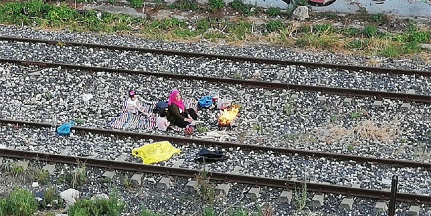 İstanbul’da raylar ortasında mangal keyfi!