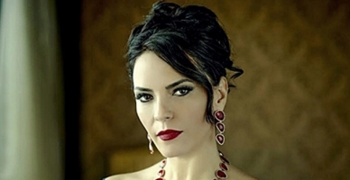 Yeşim Salkım çırılçıplak soyundu