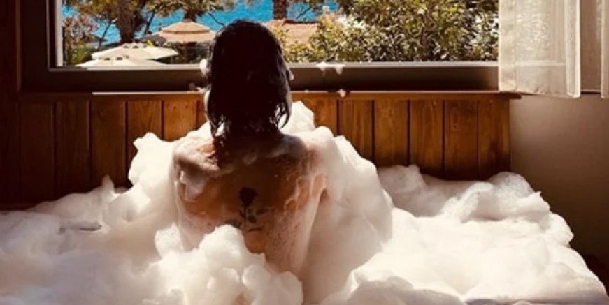 Gonca Vuslateri’den küvet pozu