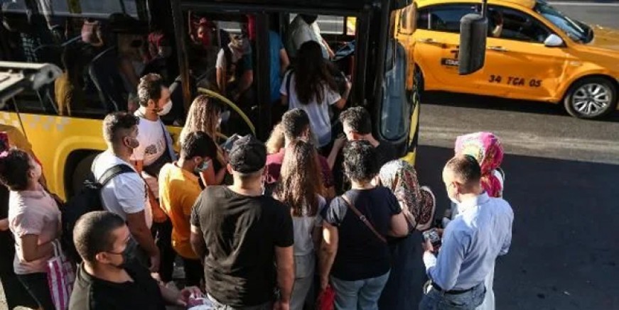 Yine sosyal mesafesiz ayakta yolculuk!