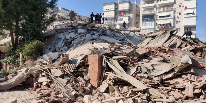 İzmir’de enkaz altında kalanlar var!