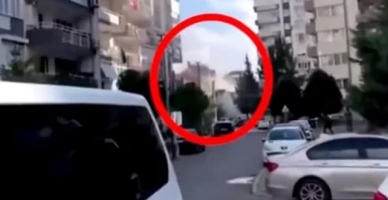 İzmir depreminde bir binanın yıkılma anı