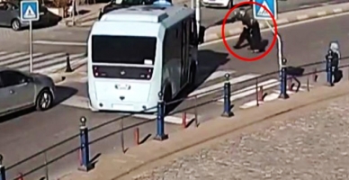 Tuzla’da minibüs sürücüsünden yürek ısıtan görüntü