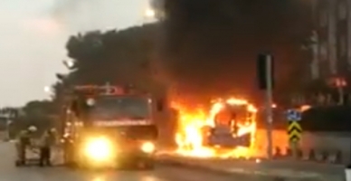 Maltepe’de minibüs alev alev yandı