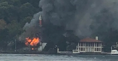 Vaniköy Camii alev alev yandı