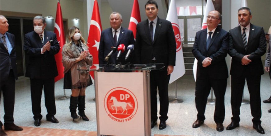 Cemal Enginyurt Demokrat Parti rozetini taktı