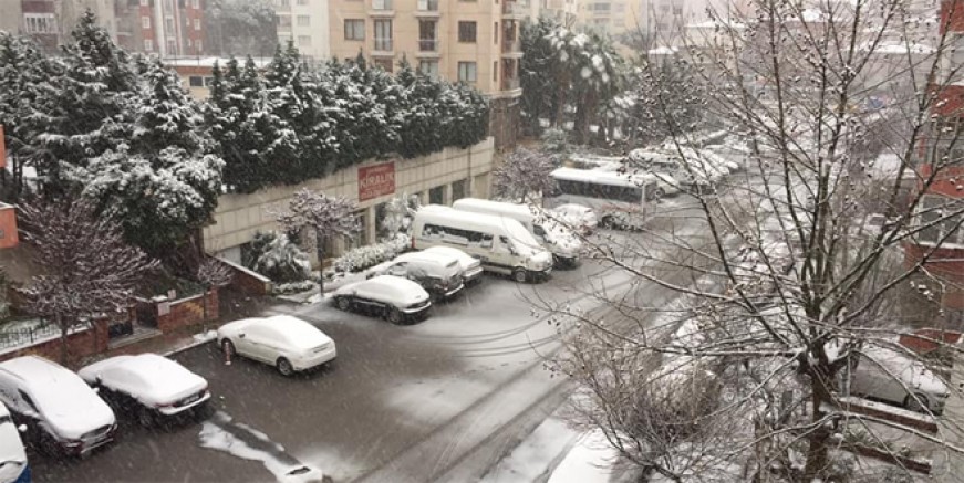 Beklenen kar geldi; İstanbul beyaza büründü!