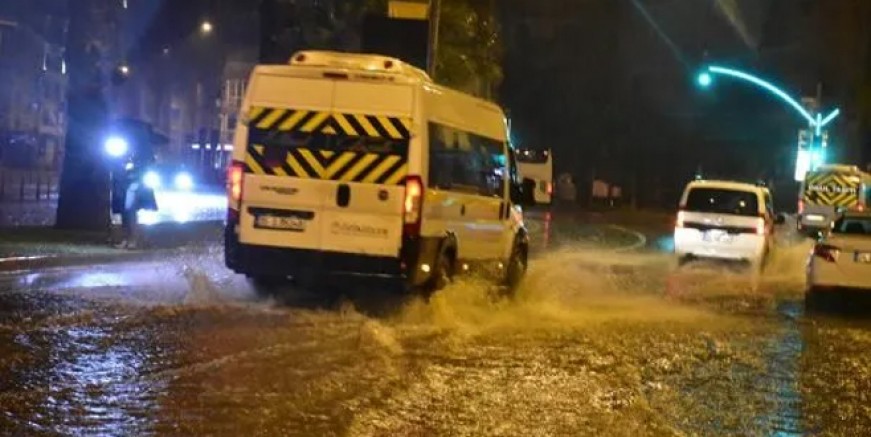 İzmir’i önce deprem ardından sel vurdu