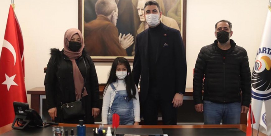 Mucize çocuk Azra Gökhan Yüksel’i ziyaret etti