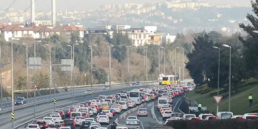 İstanbullu kendini sokağa attı; trafik durdu!