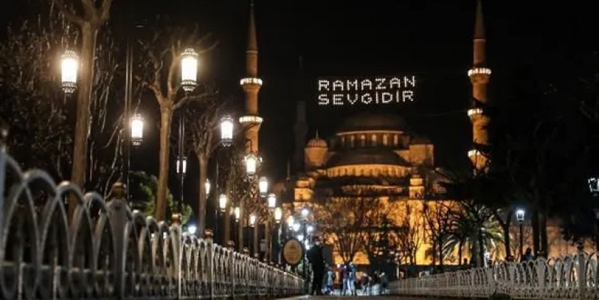 Ramazan geldi mahyalar ışıl ışıl yandı