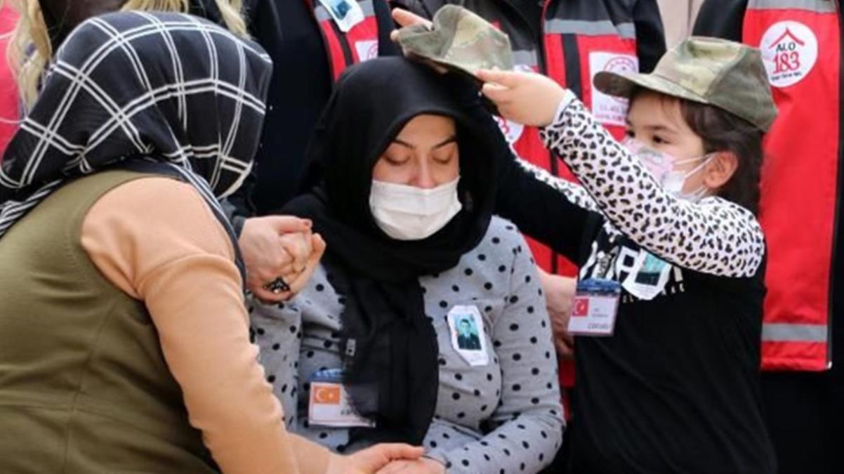 Şehidin kızından cenazede yürek dağlayan hareket!